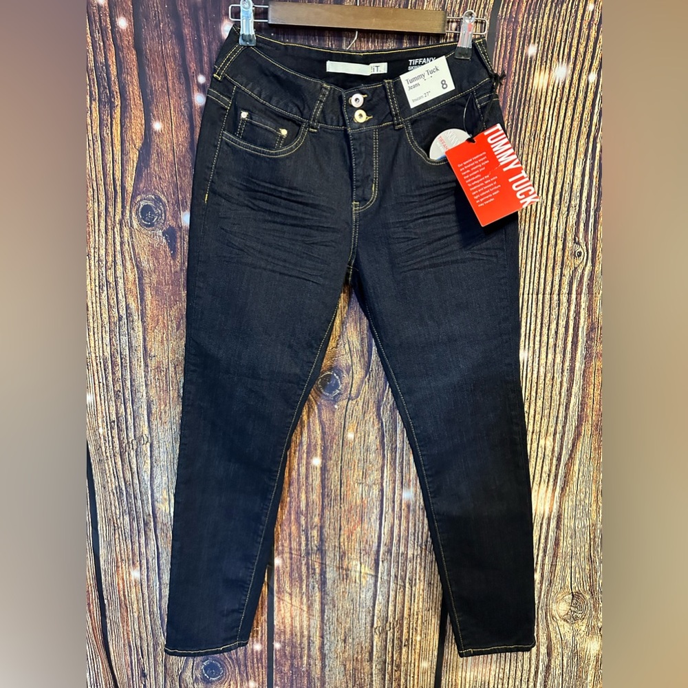 P-020 NWT womens IT! Jeans size 8 skinny ankle jeans.